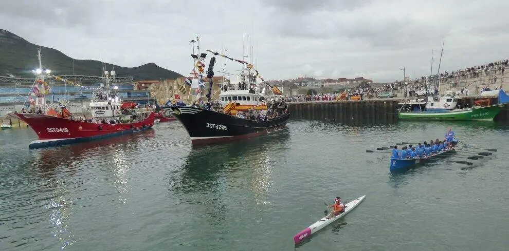 Salida del puerto pesquero de la procesi&oacute;n. R.A.