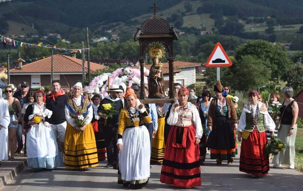 Ofrenfa floral en Pi&eacute;lagos con motivo de las Fiestas de la Virgen de Valencia.