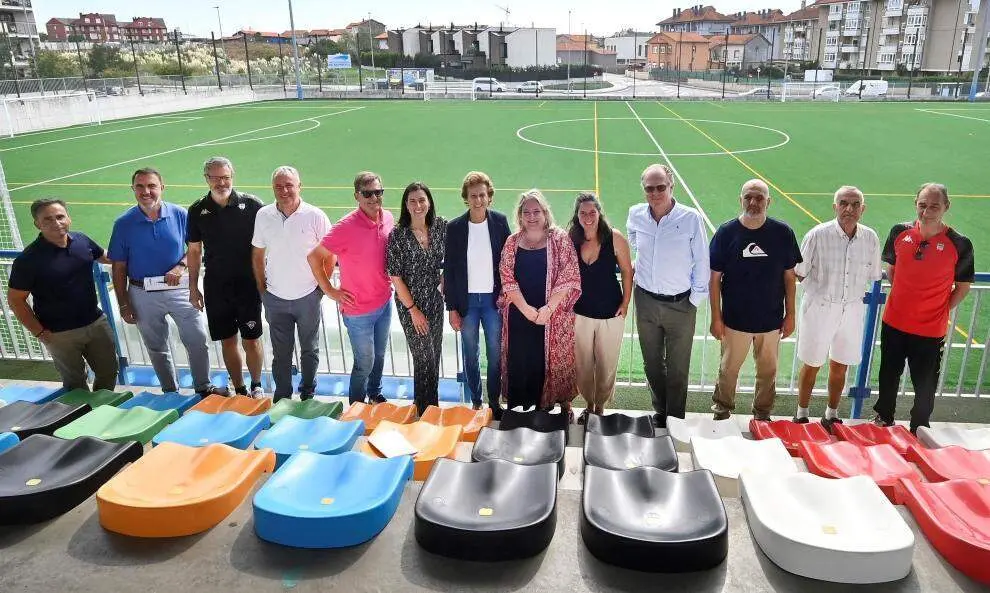 Las autoridades pol&iacute;ticas y deportivas en el campo de f&uacute;tbol.