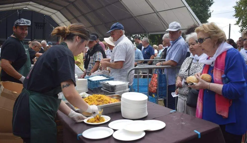 Reparto de paella en las fiestas.