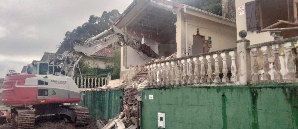 Trabajos de derribo en Las Llamas II en Argo&ntilde;os. R.A.