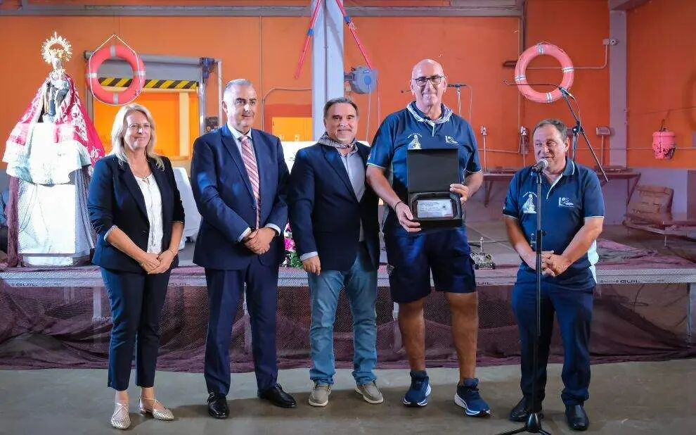 Hilario, junto a las autoridades pol&iacute;ticas durantee la entrega de la placa.
