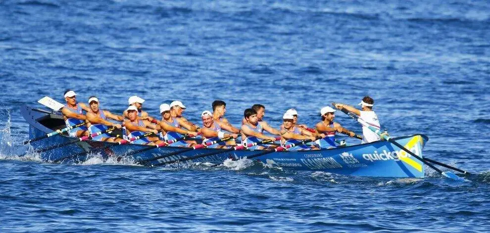 Trainera del Club de Remo Santo&ntilde;a. Facebook del Club