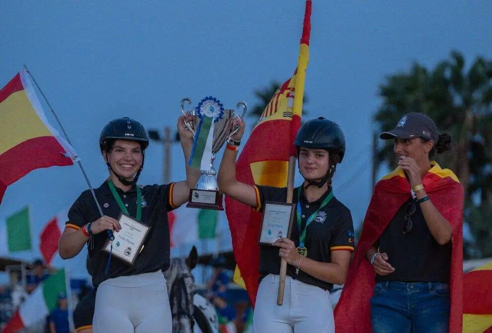 Las amazonas Nuria Cagigas y Celia Outade.