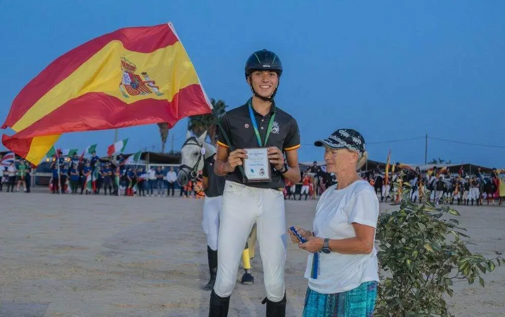 El jinete Dar&iacute;o Pila en el podium.
