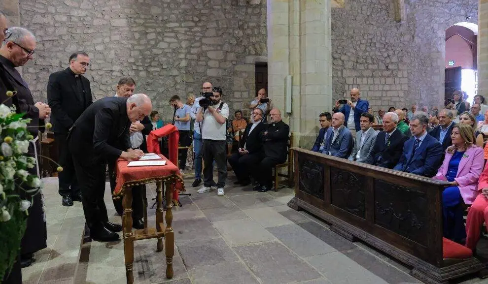Un momento de la firma del documento del hermananiento