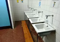 Los baños son muy viejos y necesitan un cambio.