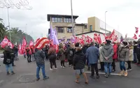 Los trabajadores dieron vueltas a la rotonda de Santoña sin llegar a cortar el tráfico. R.A.