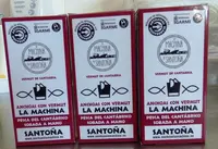 Octavillos de anchoas del Cantábrico y vermouth de La Machina, en Santoña. R.A