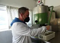 Sergio López en su máquina mecánica que forma parte del proceso. R.A.