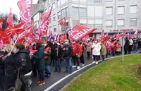 La manifestación recorrió las calles de Santoña. R.A.