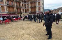 Los vecinos en la Plaza de la Chuquita, junto al Ayuntamiento de Guriezo. R.A.