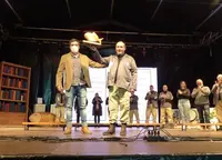 El concejal de Festejos, Andrés Peña, entregó una representación del besugo a Edu Cabieces. Nyka Goicoechea