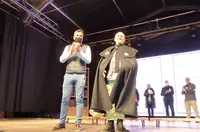 El alcalde Sergio Abascal colocó la capa a Alberto Ancín. Nyka Goicoechea