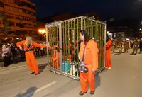 El desfile contó con numerosos grupos que participaron en el concurso.