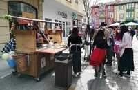 Los carros se concentraron en la calle Cervantes, en Santoña. R.A.