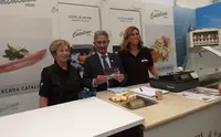 Revilla conversó con los empresarios conserveros en la Feria. R.A.