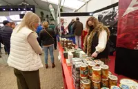 Los expositores ofrecieron degustación y los visitantes pudieron adquirir diferentes productos. R.A.
