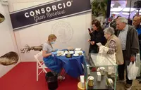 El Grupo Consorcio tuvo a una trabajadora de la empresa mostrando la limpieza de la anchoa. R.A.