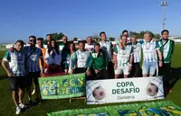 Los futbolistas del Noja de veteranos, organizadores del Memorial. R.A.