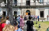 Vecinos y miembros de la Corporación municipal en Laredo.