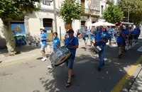 Desfile de las charanhas, peñas y asociaciones hacía la Plaza de San Antonio. R.A.