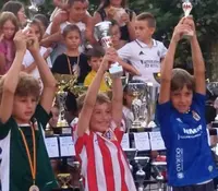 Los niños recibieron los trofeos. R.A.