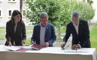 Firma del convenio entre los ministros y el presidente de Cantabria. R.A.