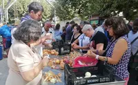 Los vecinos se animan a participar en los preparativos de la Marmitada. R.A.
