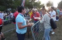 El pan y la bebida acompañaron al plato marinero. R.A.
