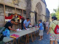 Las flores llegaron a la iglesia de Santa María del Puerto para la ofrenda. R.A.