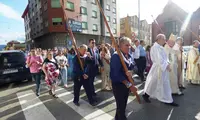 Camisas marineras y remos no faltaron en la procesión. R.A.