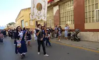 La procesión poco antes de llegar al puerto pesquero. R.A.