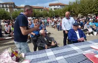 Homenaje al marinero mayor en la Plaza de San Antonio. R.A.