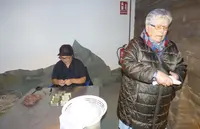 Trabajadora de Conservas Ana María con las anchoas. R.A.