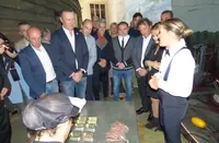 Limpieza de la anchoa por una trabajadora dela conservera. R.A.