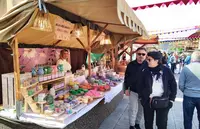 Expositores con diversos artículos. R.A.