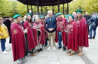 Fotografía con los cofrades asistentes al acto. R.A.