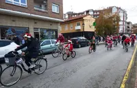 Los participantes recorrieron las calles de Colindres. R.A.