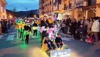 Numeroso público siguió el desfile. R.A.