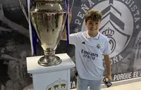 Fotografías con la réplica de la Champions. R.A.