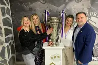 Photocall con la copa. R.A.