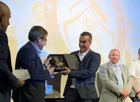 Intercambio de detalles en el acto. R.A.