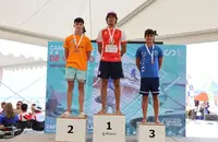 Los socorristas recogen las medallas.