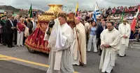 Las autoridades religiosas con la imagen de la Virgen. R.A.