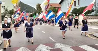 Banderas de diversos países ondearon en la procesión. R.A.