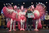 El alcalde Carlos Caram&eacute;s entrega un premio.