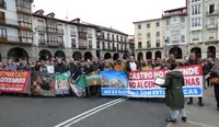 Pancartas de protesta contra en centro de Menas. R.A.