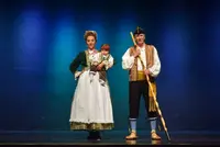 Trajes sobre el escenario.