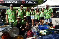 Camisetas coloridas y de las fiestas locales estuvieron presentes entre los grupos. R.A.